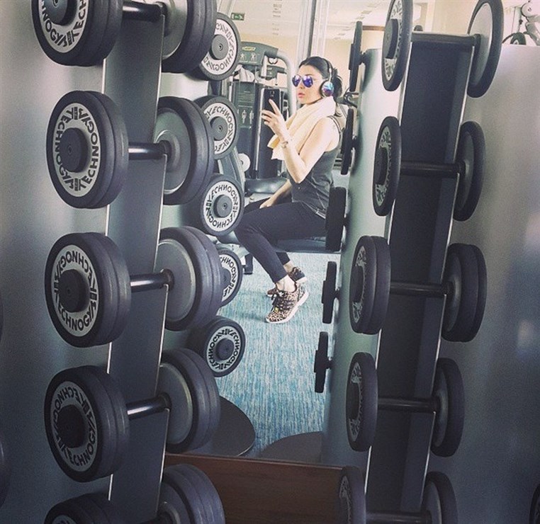Haifa Wehbe shows off rock hard abs during workout